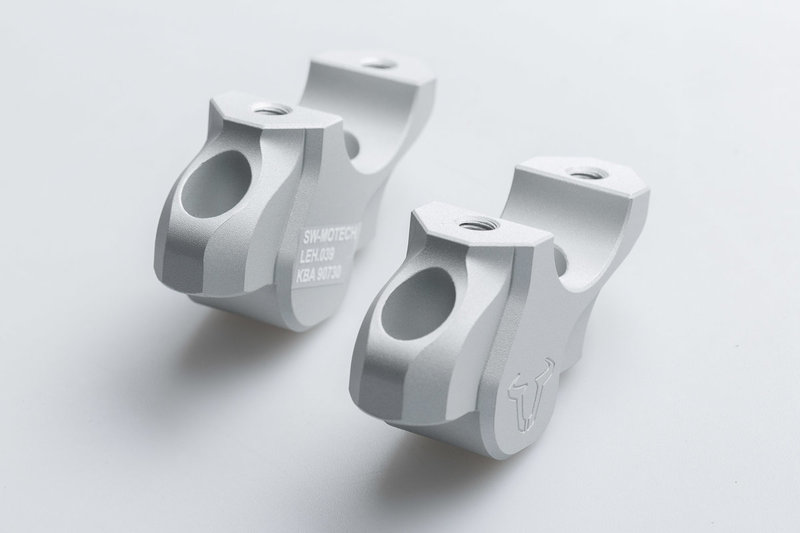 ZESTAW PODWYŻSZAJĄCY KIEROWNICĘ SW-MOTECH BMW MODELS PODWYŻSZENIE 32MM PRZESUNIĘCIE 20MM SILVER