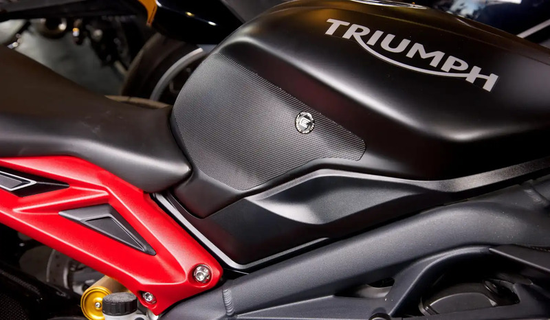 NAKLEJKA NA BAK TANKPAD ANTYPOŚLIZGOWY RG RACING EAZI-GRIP TRI DAYTONA 675/675 & 765 STR. TRIPLE 201
